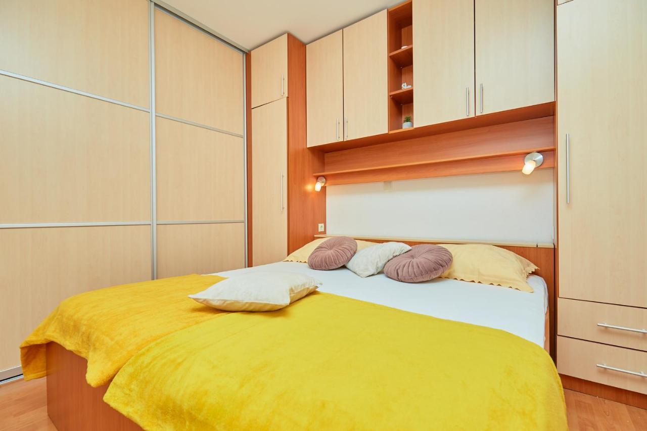 Apartments Zelic Tučepi Rom bilde