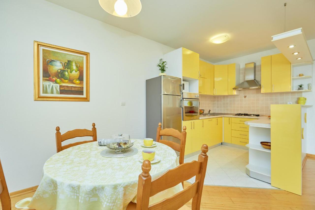 Apartments Zelic Tučepi Rom bilde