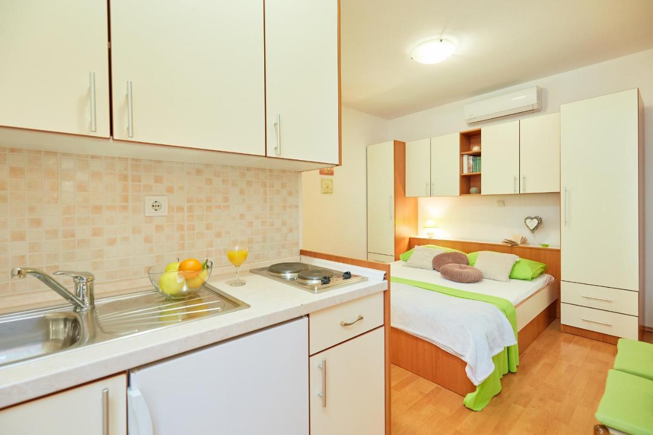 Apartments Zelic Tučepi Rom bilde