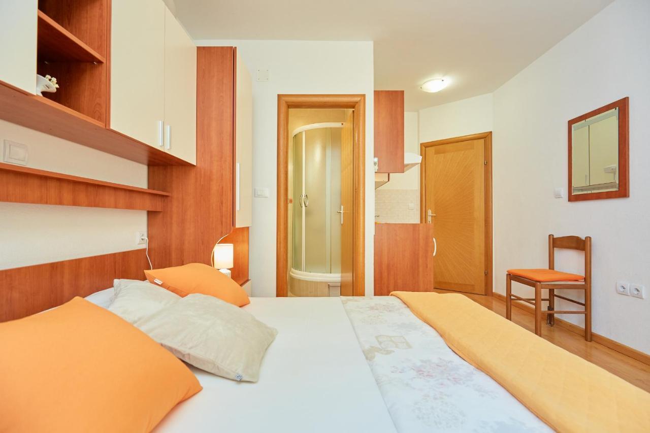 Apartments Zelic Tučepi Rom bilde