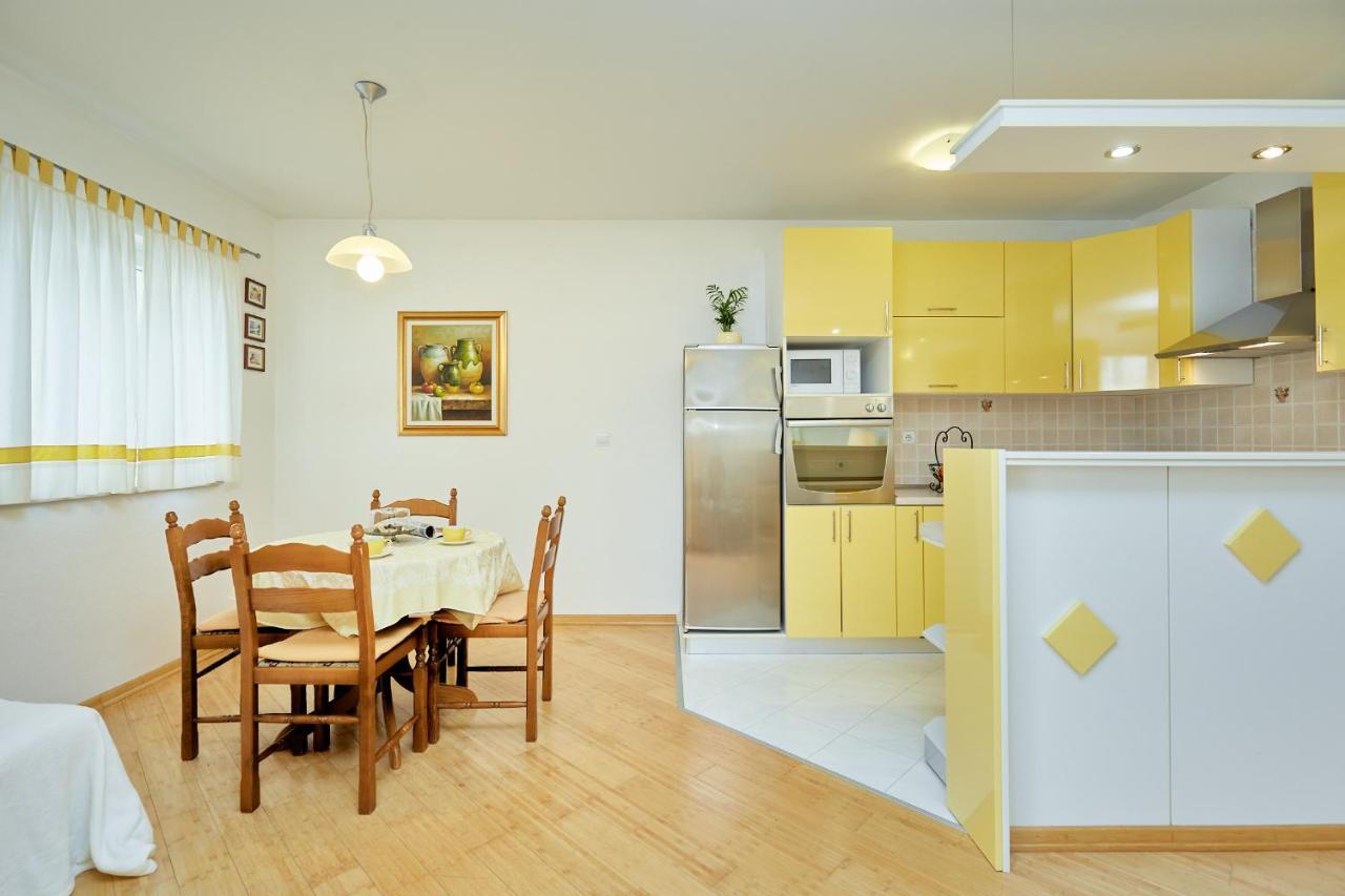 Apartments Zelic Tučepi Rom bilde