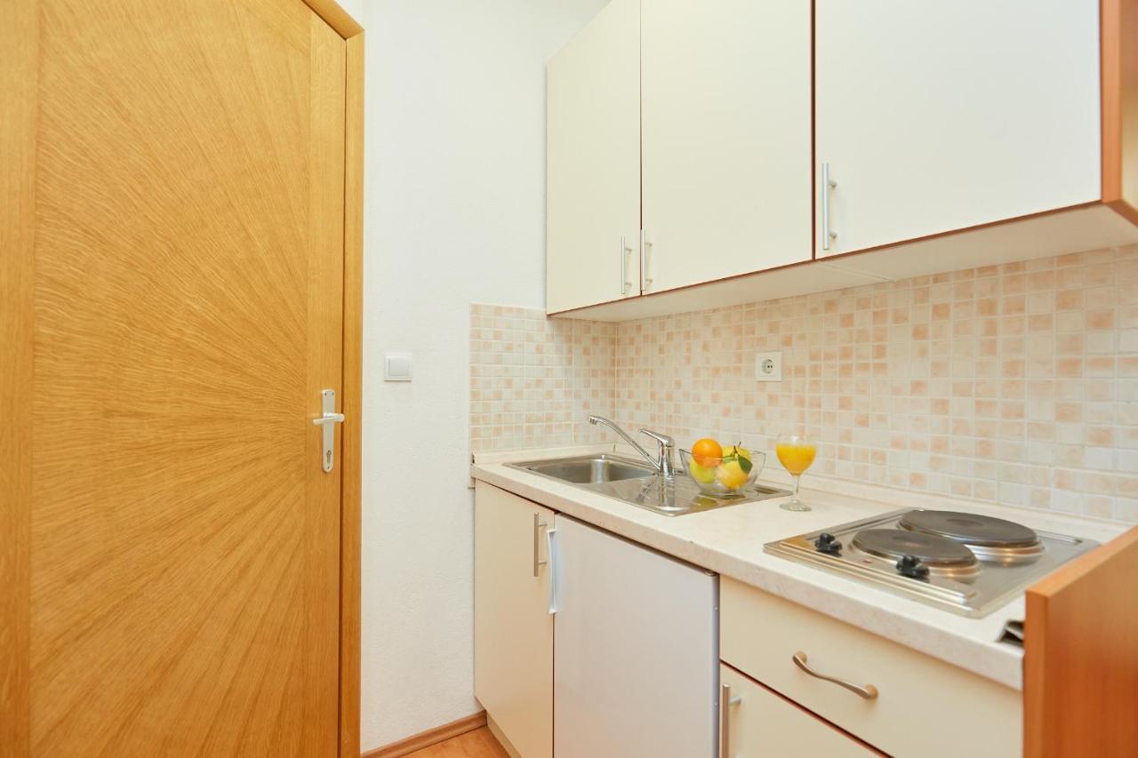 Apartments Zelic Tučepi Rom bilde